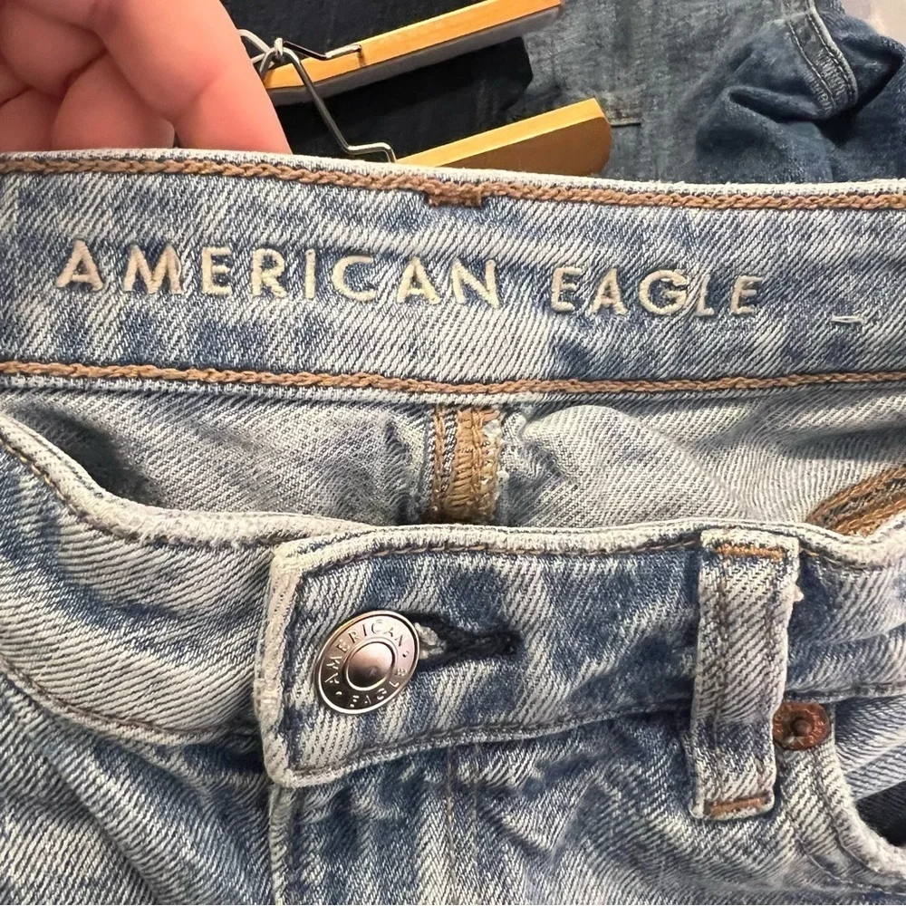 American Eagle Womens Size 2 Denim Baggy Mom Short Light Wash Distressed Cut Off